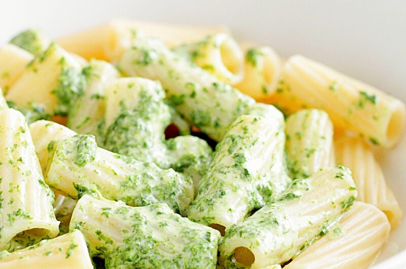 Makaron w sosie serowo-szpinakowym