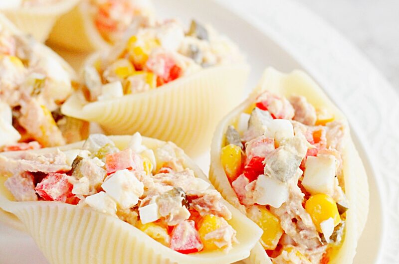 Sałatka w muszlach makaronowych z tuńczykiem