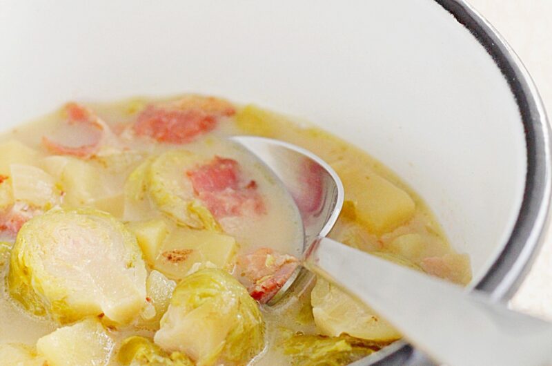 Zupa z brukselką, boczkiem i ziemniakami