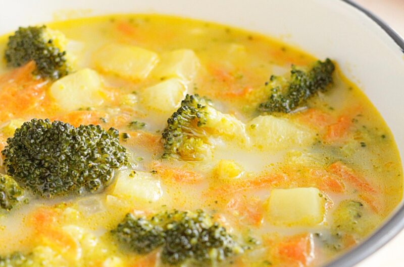Zupa serowa z brokułem, marchewką i ziemniakami