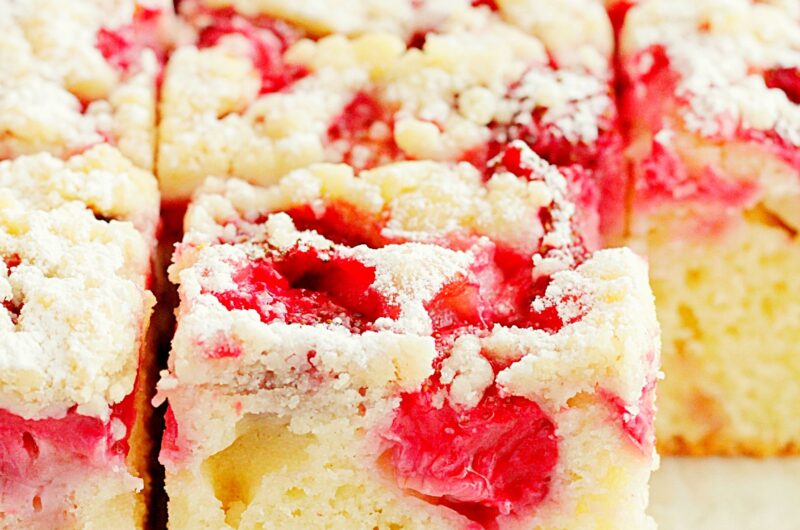 Ciasto maślankowe z truskawkami i kruszonką