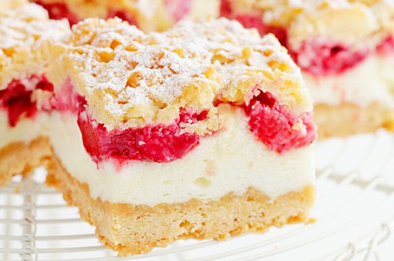 Ciasto z truskawkami i lekką budyniową pianką