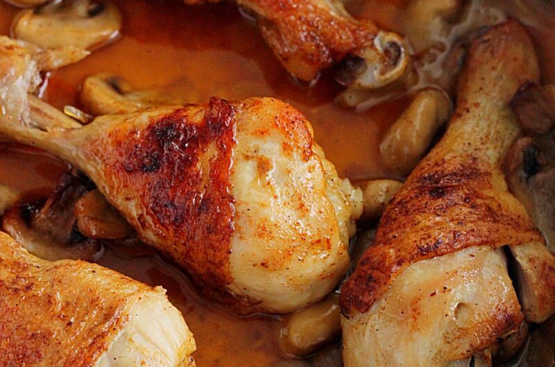 Podudzia kurczaka pieczone z pieczarkami