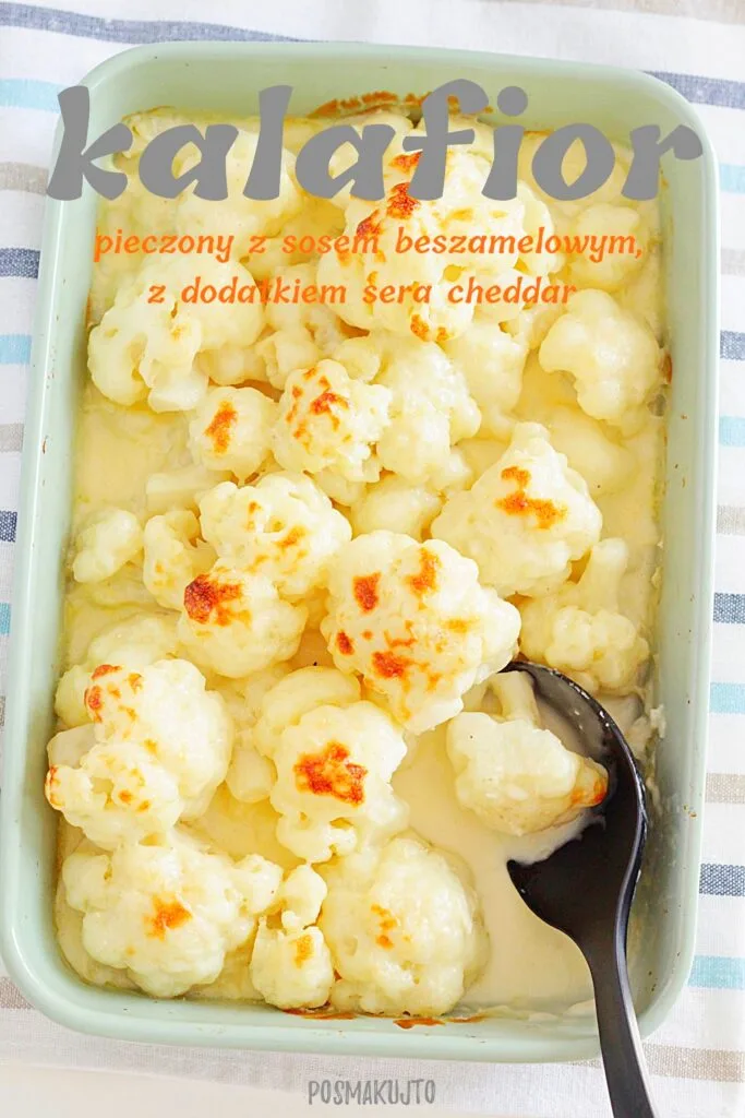 Pieczony kalafior z sosem beszamelowym z dodatkiem sera cheddar