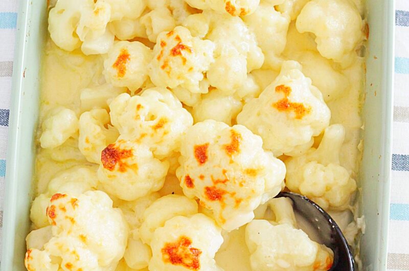 Kalafior pieczony z sosem beszamelowym z dodatkiem sera cheddar