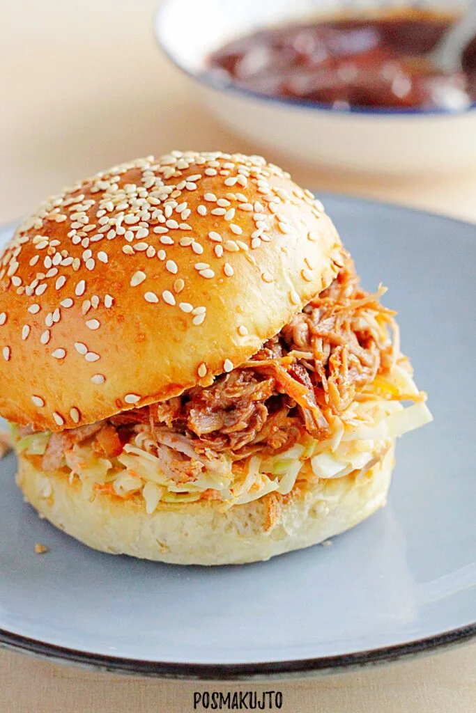 Domowe burgery z szarpaną wieprzowiną – smak, który zachwyca