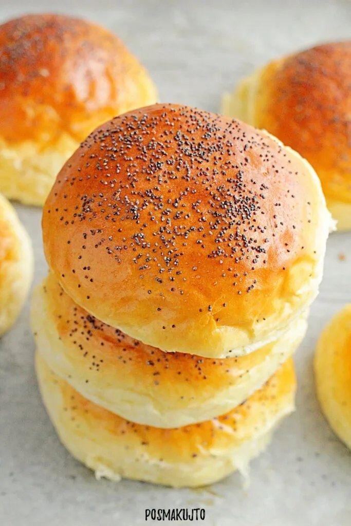 Mleczne bułeczki – proste, puszyste bułeczki