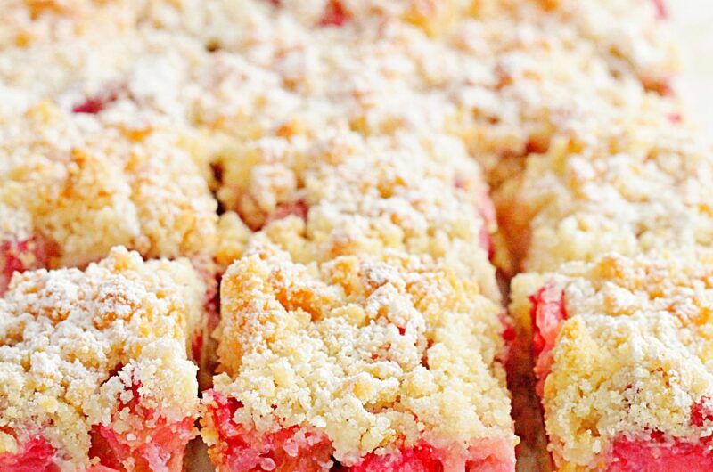 Ciasto kruche z truskawkami, rabarbarem i migdałową kruszonką