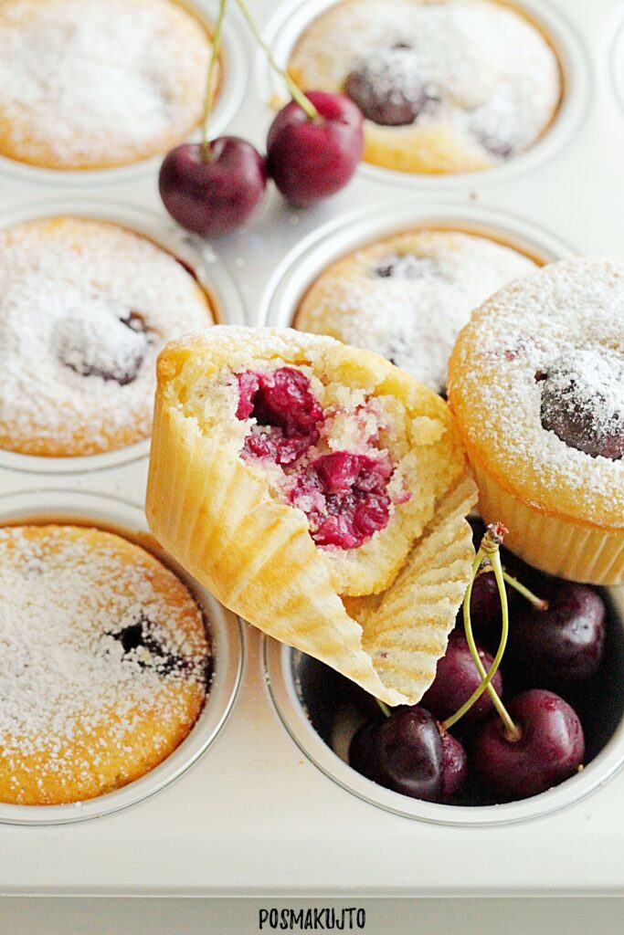 Maślane muffiny z czereśniami – przepis na puszyste letnie, babeczki