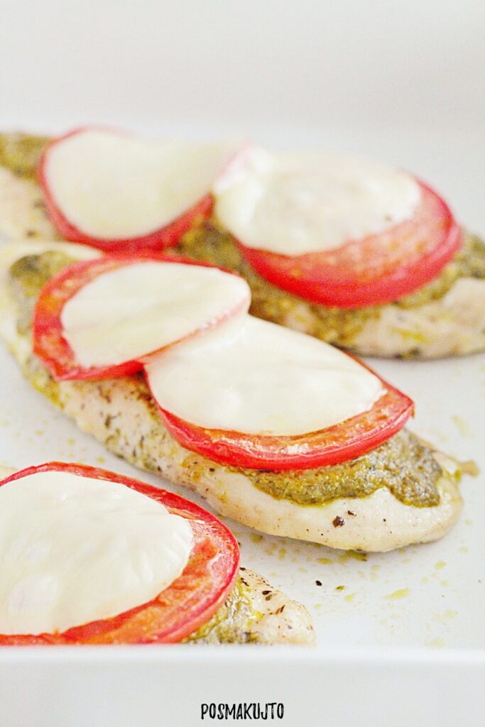 Soczysta pierś z kurczaka z pesto, pomidorami i mozzarellą – idealna na lekki obiad