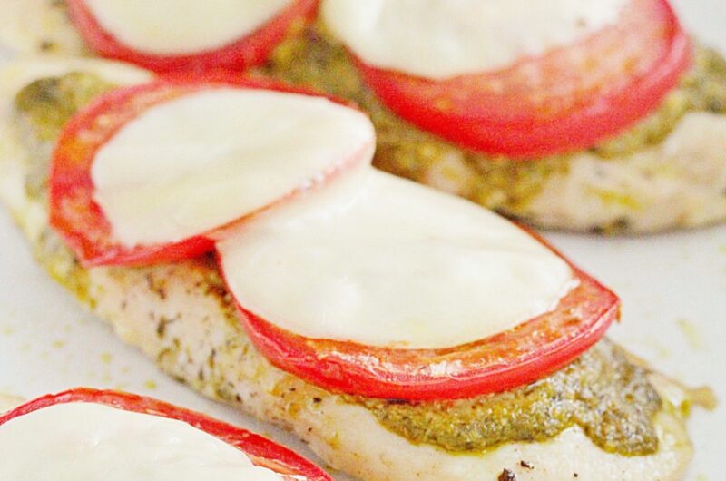 Pieczona pierś z kurczaka z pesto, pomidorami i mozzarellą