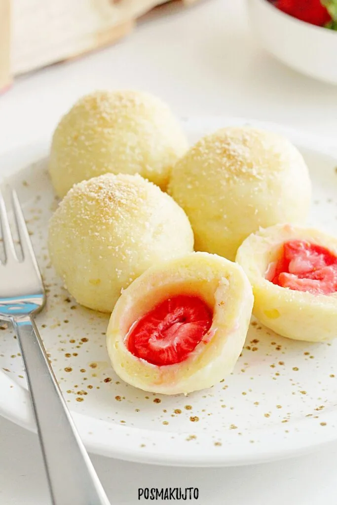 Domowe knedle z truskawkami – przepis na smak dzieciństwa