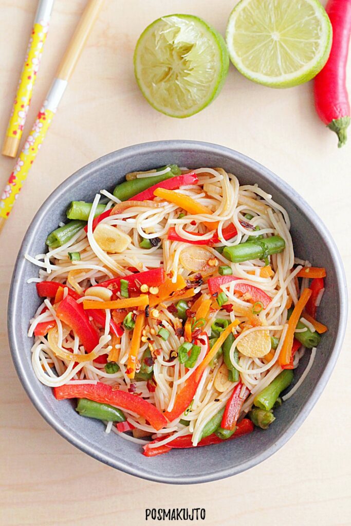 Makaron ryżowy z warzywami – szybkie stir-fry