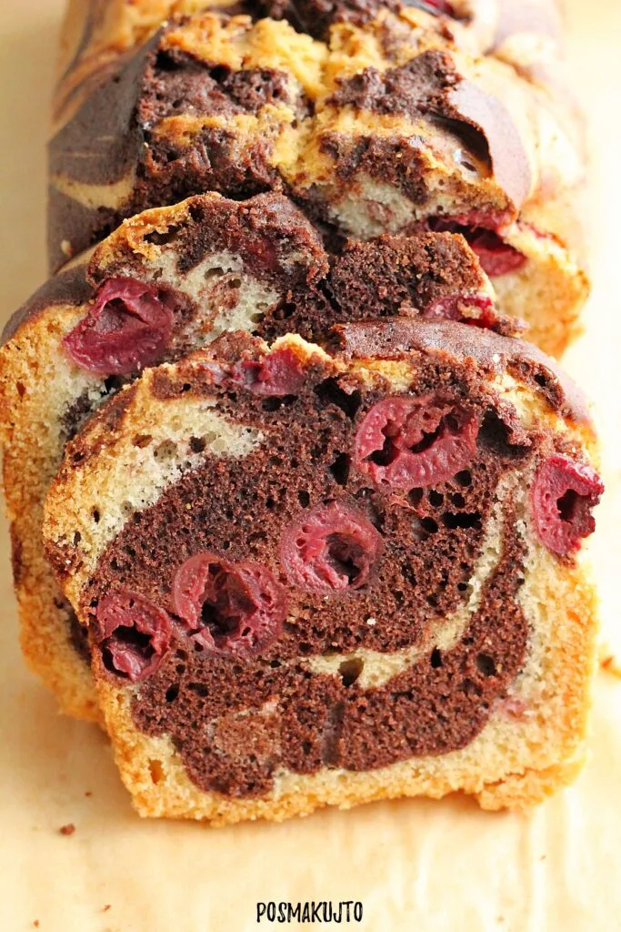 Babka marmurkowa z wiśniami – klasyka w owocowej odsłonie