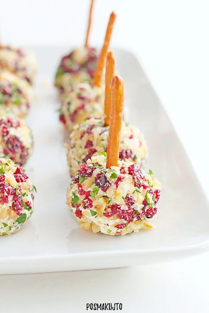 Kulki serowe z fetą i orzechami – szybka i efektowna przekąska na imprezę