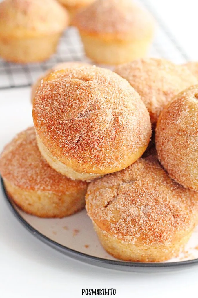 Muffiny jak pączki (doughnut muffins) – przepis na miękkie i słodkie muffiny