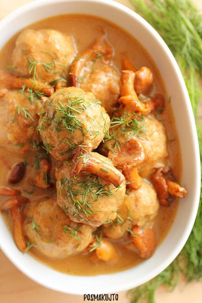 Soczyste pulpety w sosie kurkowym – przepis na jesienny obiad