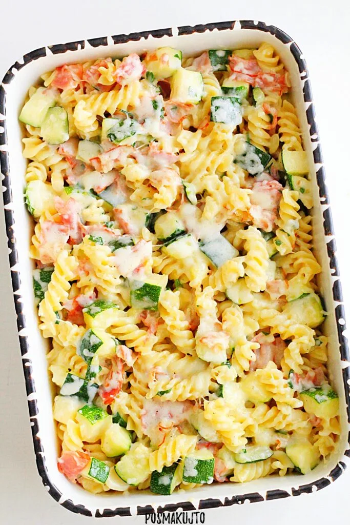 Zapiekanka makaronowa z cukinią i boczkiem – łatwe danie z piekarnika