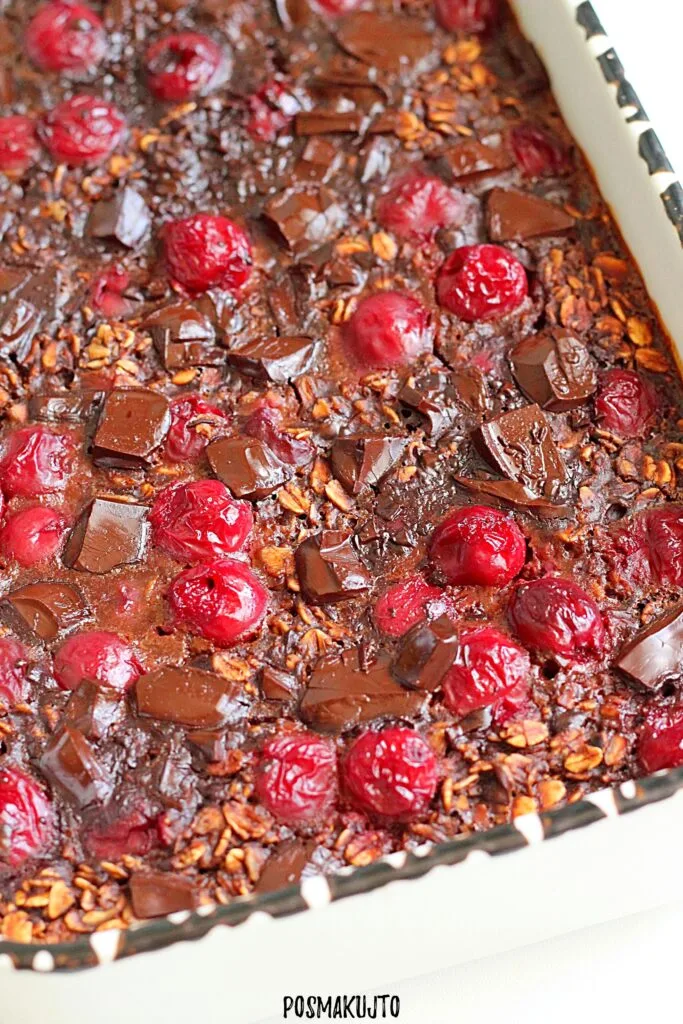 Pieczona owsianka z wiśniami i czekoladą – zdrowy deser lub śniadanie