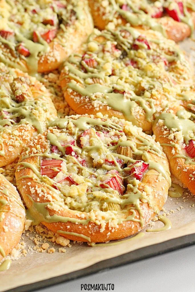 Drożdżówki z rabarbarem i kremem pistacjowym