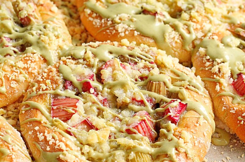 Drożdżówki z rabarbarem i kremem pistacjowym