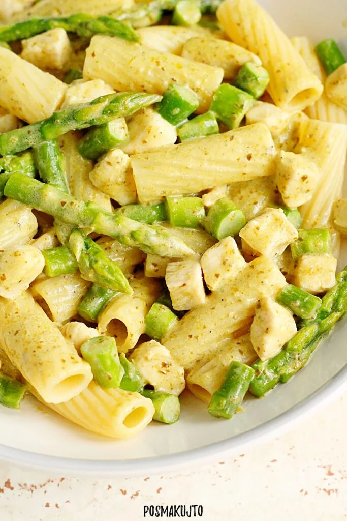 Przepis na makaron ze szparagami, kurczakiem i sosem pesto – gotowe w 20 minut