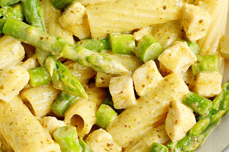 Makaron ze szparagami, kurczakiem i sosem pesto