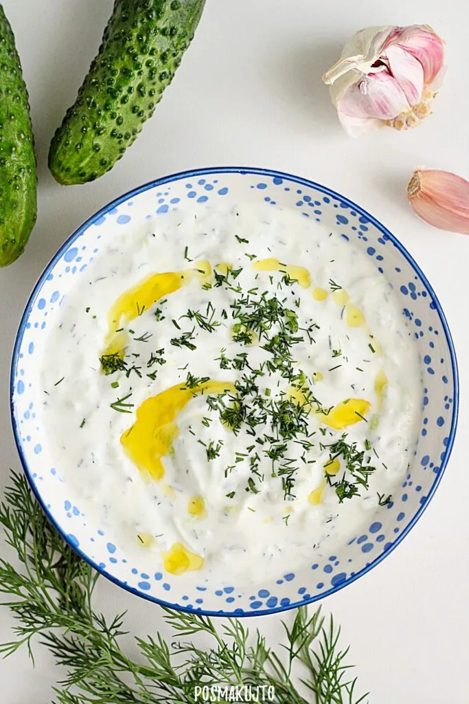 Domowe tzatziki – kremowy sos z jogurtu i ogórka w kilka minut