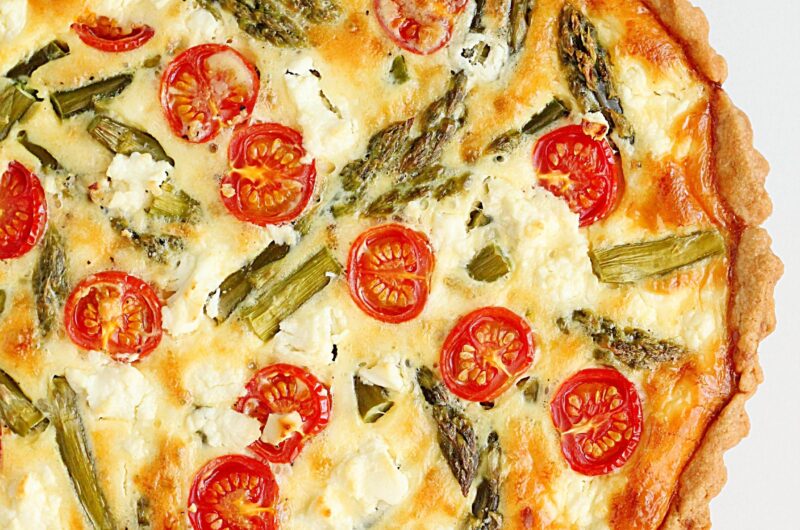 Tarta ze szparagami, pomidorkami koktajlowymi i serem feta