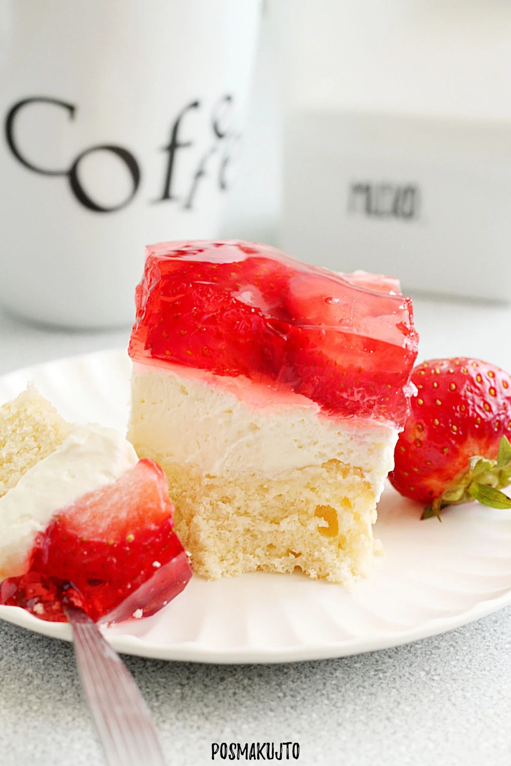 Biszkopt z kremem, truskawkami i galaretką