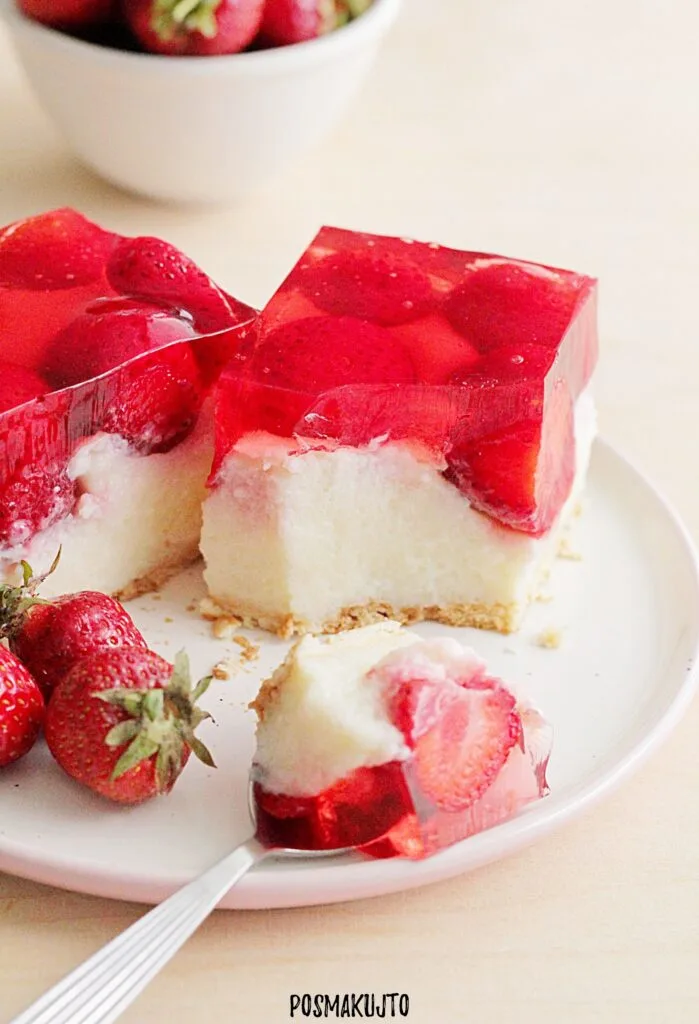 Ciasto grysikowe z truskawkami i galaretką – tradycyjny smak dzieciństwa w nowej odsłonie