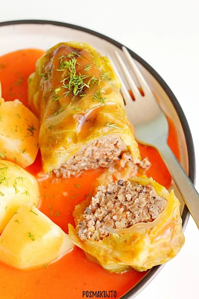 Pieczone gołąbki z mięsem, kaszą gryczaną i pieczarkami – najlepszy domowy przepis