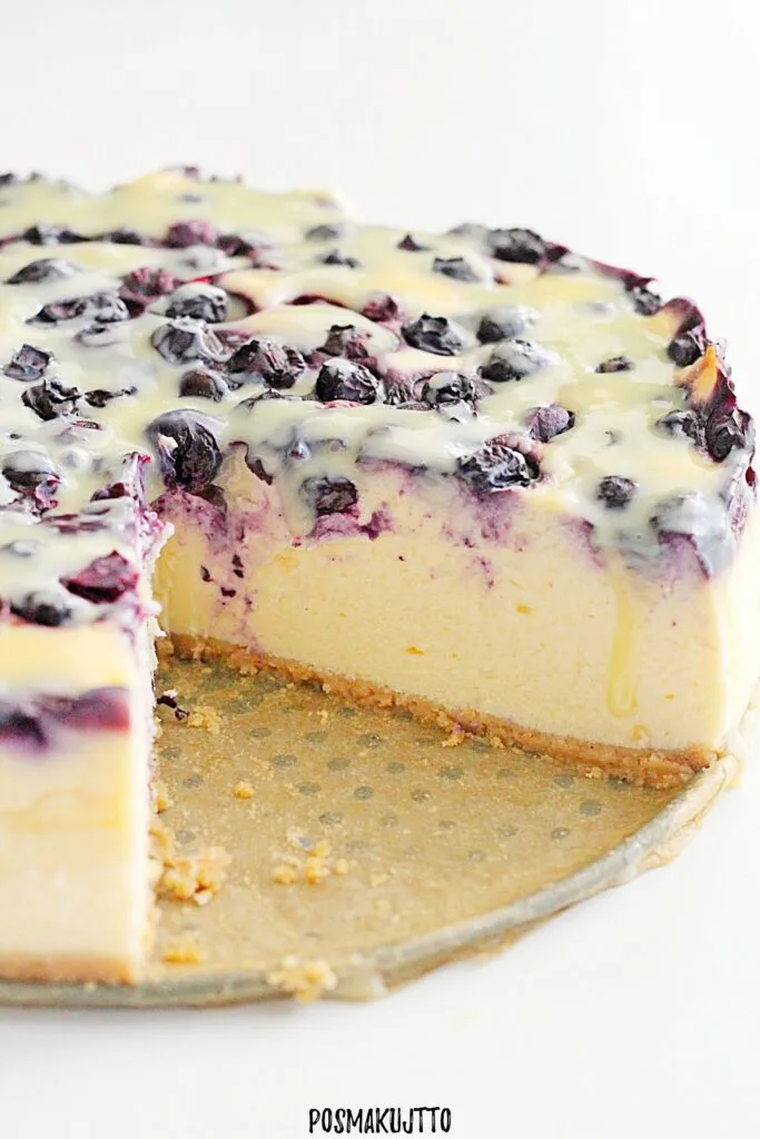 Sernik z mascarpone, borówkami i polewą z białej czekolady
