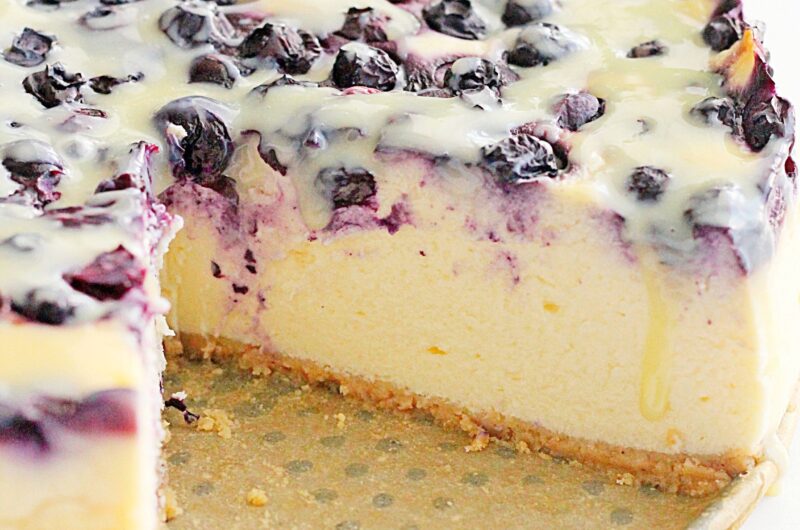 Sernik z mascarpone, borówkami i polewą z białej czekolady