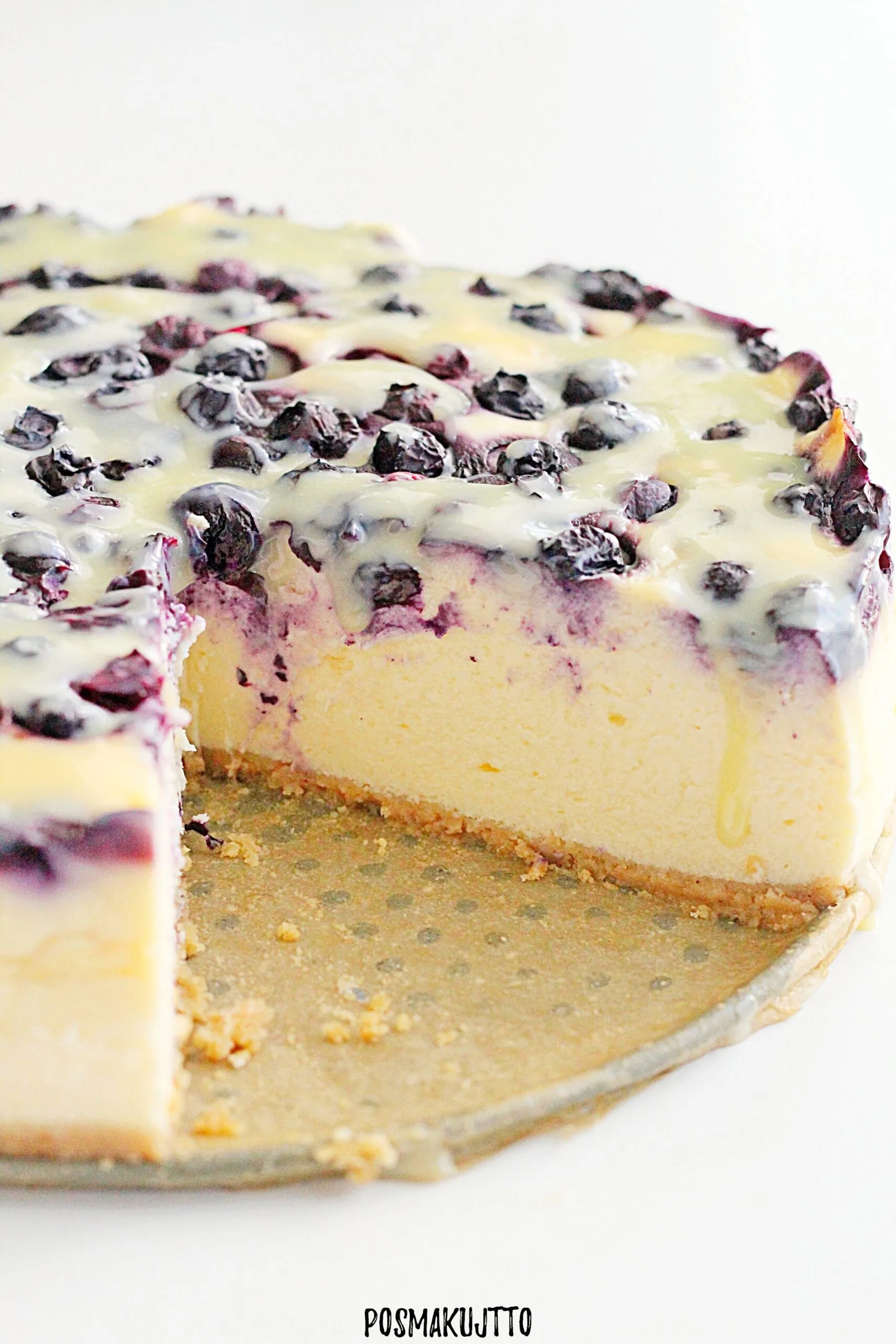 Sernik z mascarpone, borówkami i polewą z białej czekolady