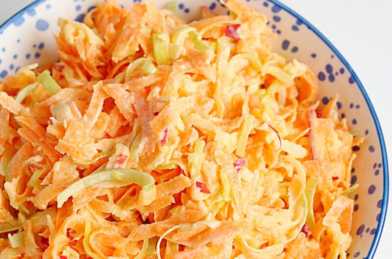 Surówka z marchewki, jabłka i pora