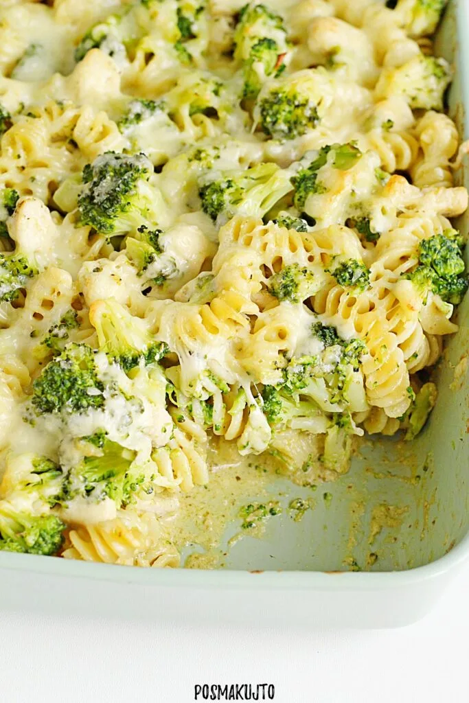 Zapiekanka makaronowa z brokułem i kurczakiem