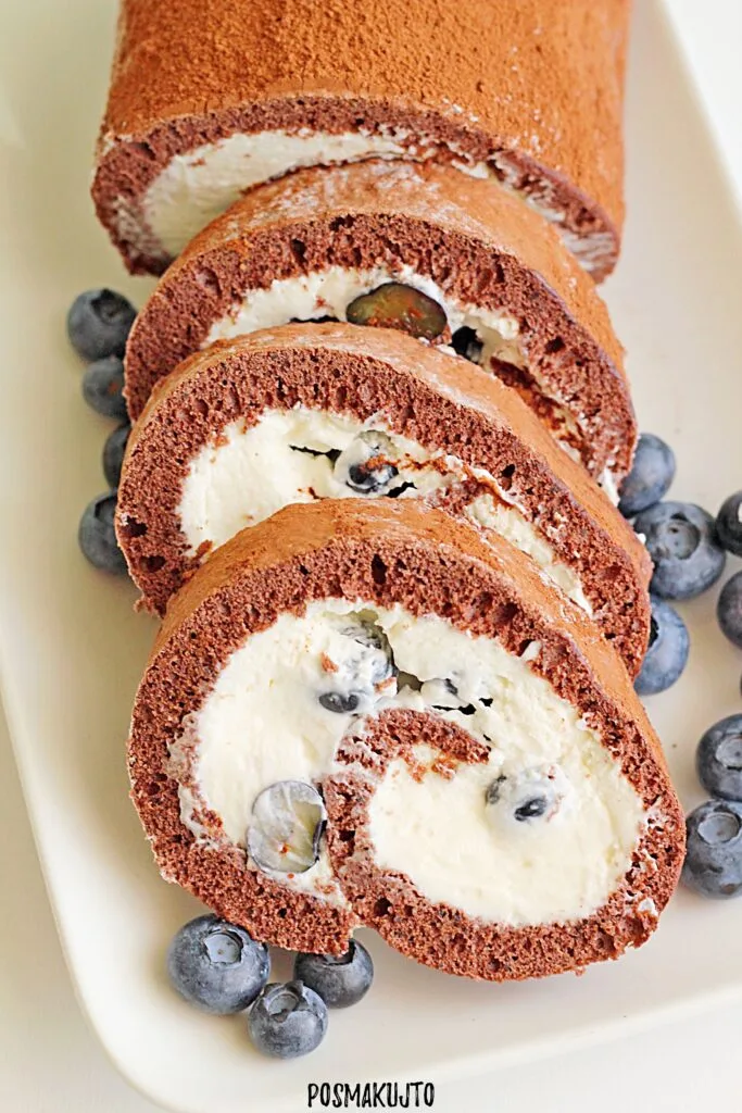 rolada biszkoptowa czekoladowa z kremem i borowkami