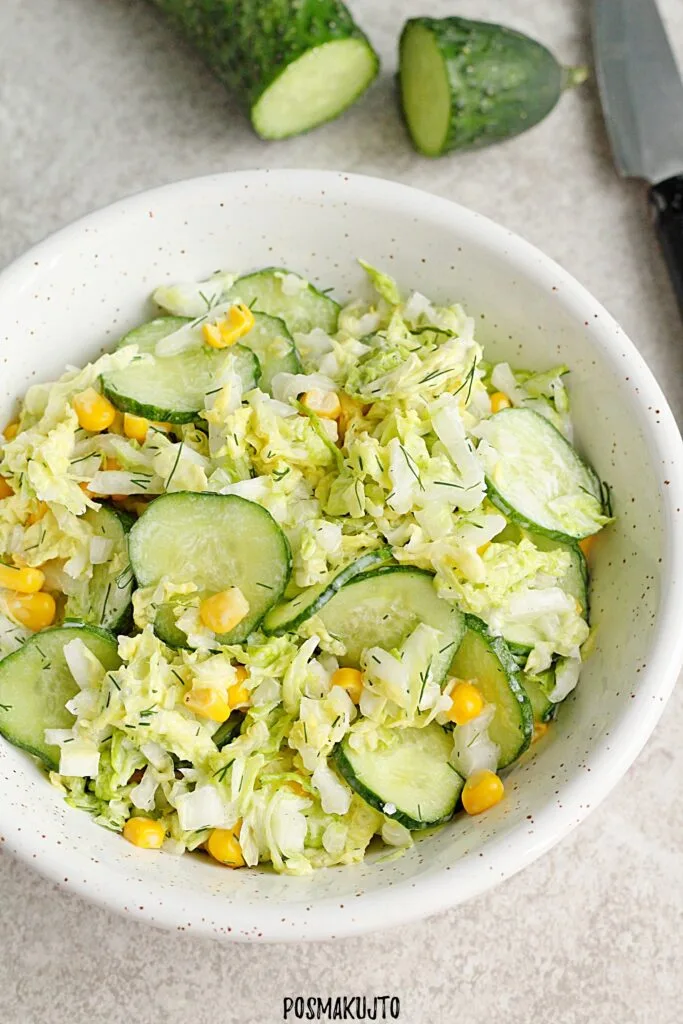Surówka z kapusty pekińskiej z ogórkami, kukurydzą i koperkiem.