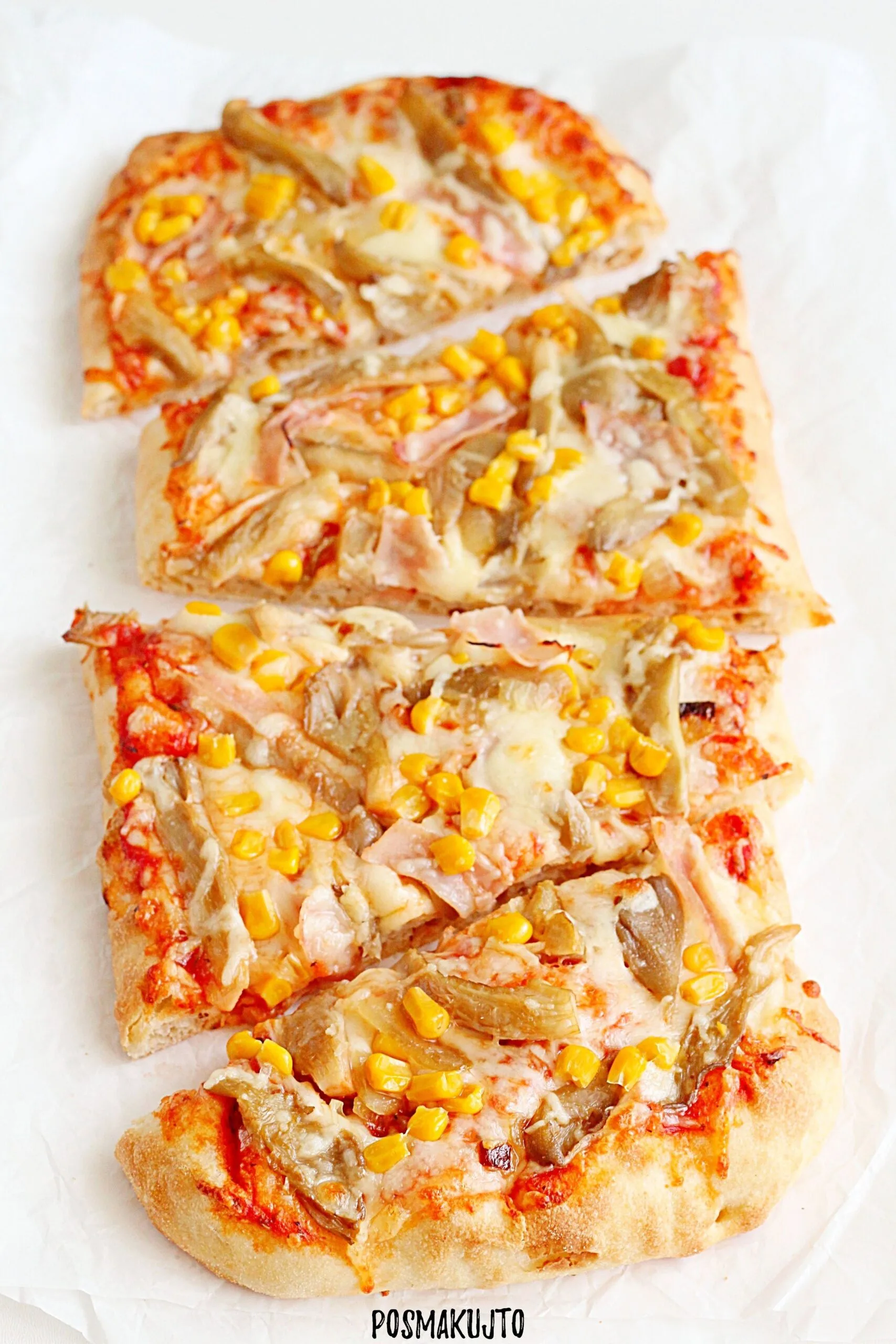 Jak zrobić pinsę na gotowym spodzie – boczniaki, szynka, mozzarella