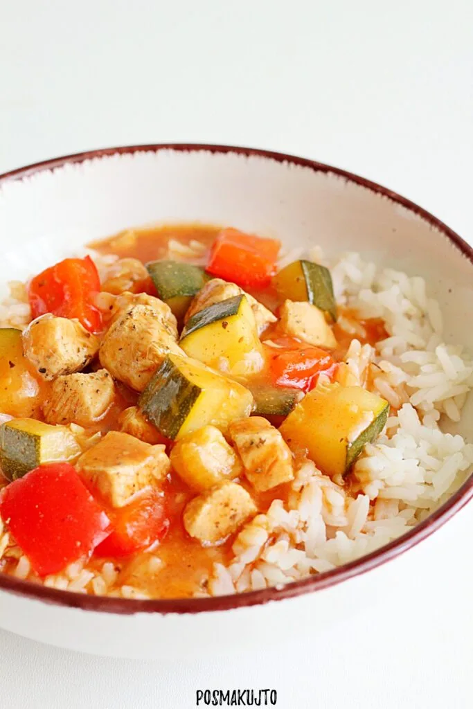 kurczak z warzywami w lekkim sosie pomysl na zdrowy obiad posmakujto