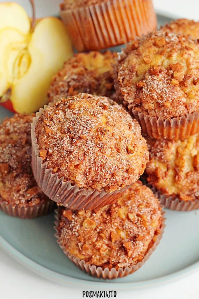 muffiny z jablkami i orzechowa posypka
