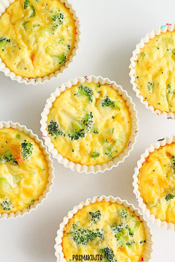 muffiny jajeczne z brokulem i cheddarem