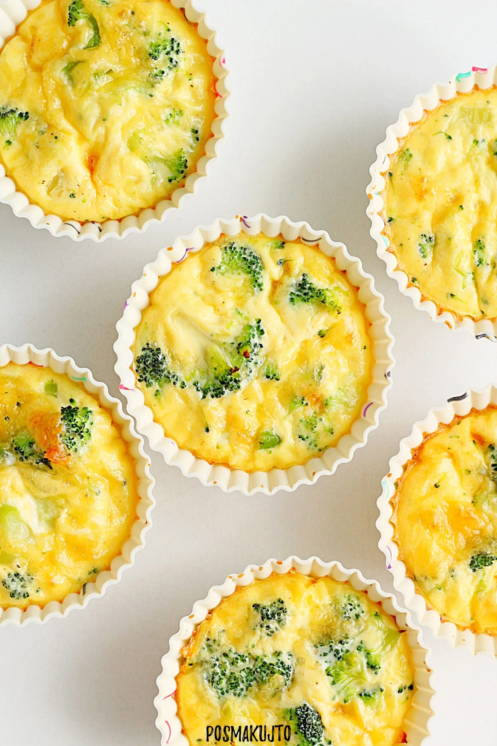 Muffiny jajeczne z brokułem i cheddarem