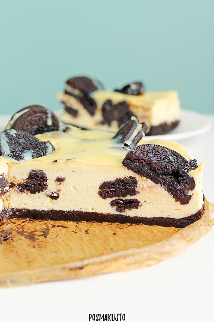 Kremowy sernik Oreo pieczony w kąpieli wodnej z polewą z białej czekolady, na spodzie z ciasteczek Oreo