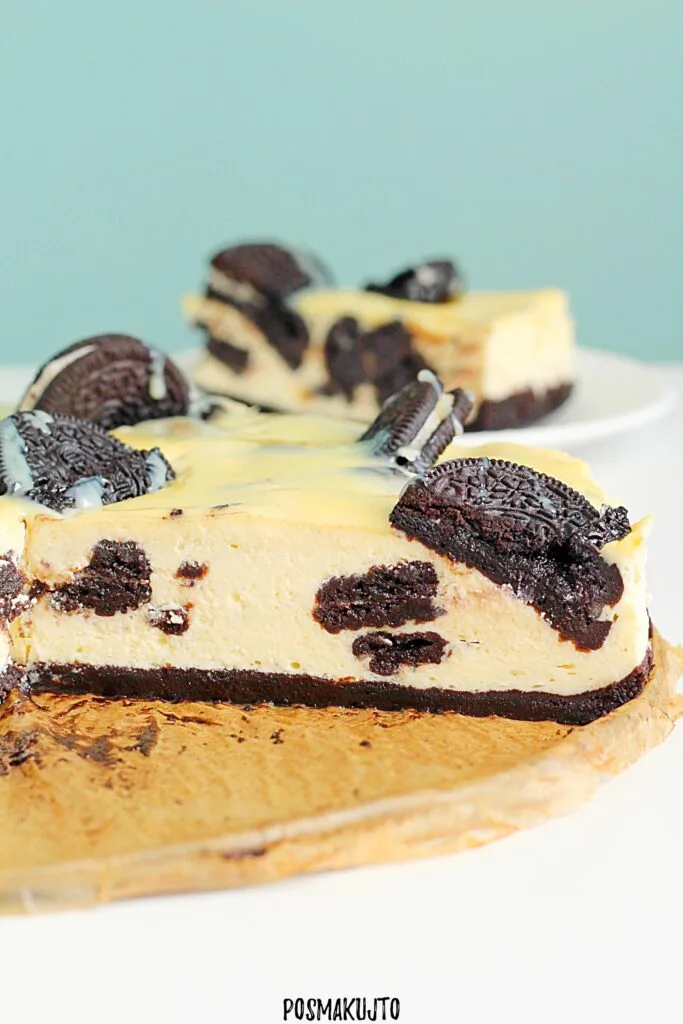 Kremowy sernik Oreo pieczony w kąpieli wodnej z polewą z białej czekolady, na spodzie z ciasteczek Oreo