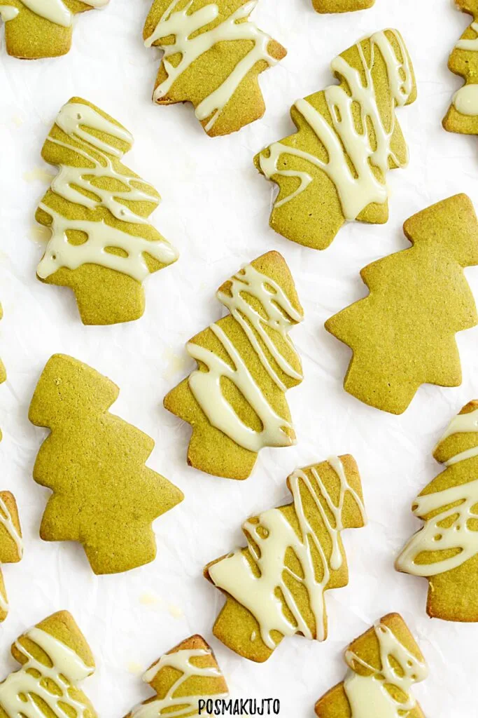 Ciasteczka choinki z matcha, zielone kruche ciasteczka jako świąteczny upominek
