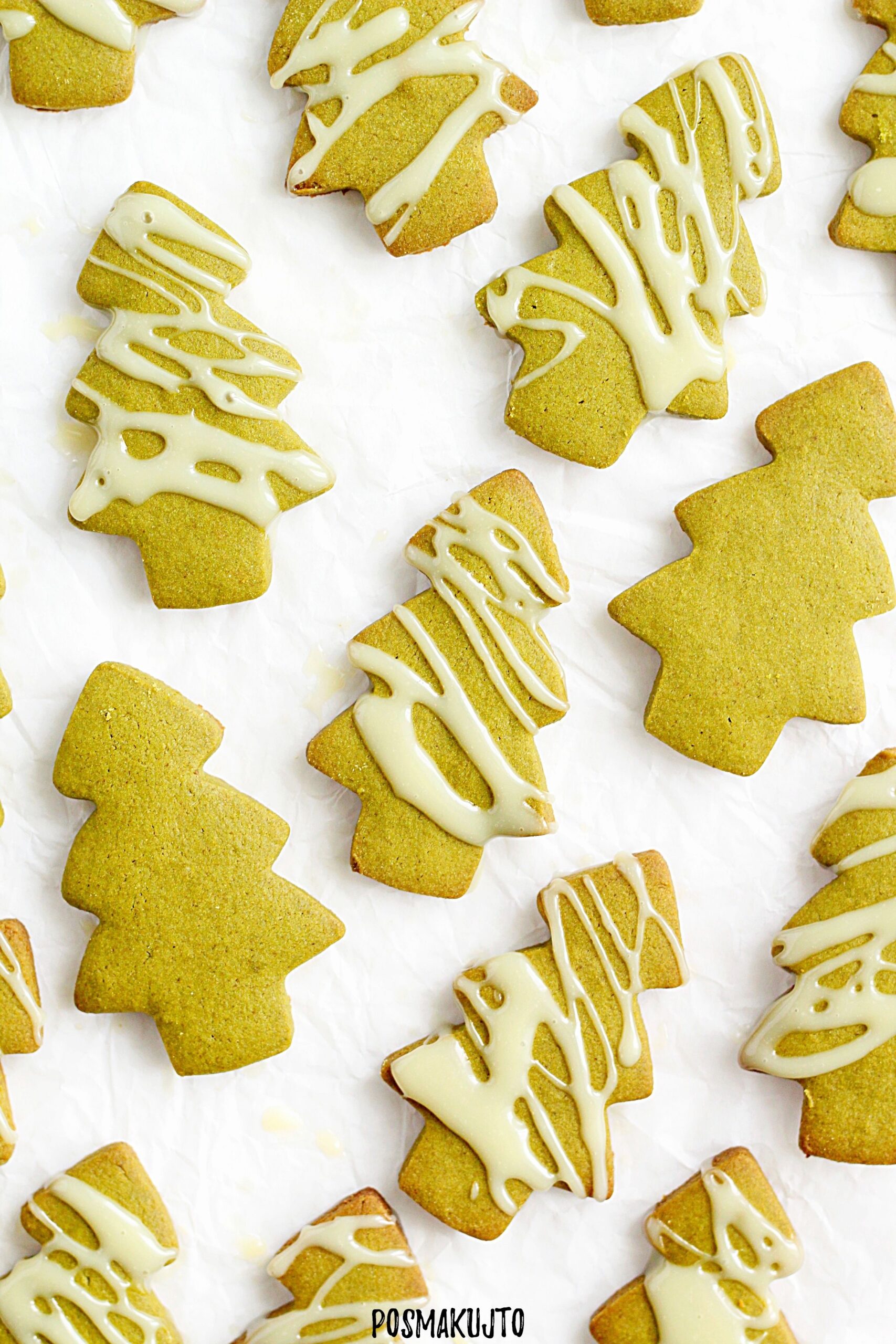 Ciasteczka choinki z matcha, zielone kruche ciasteczka jako świąteczny upominek