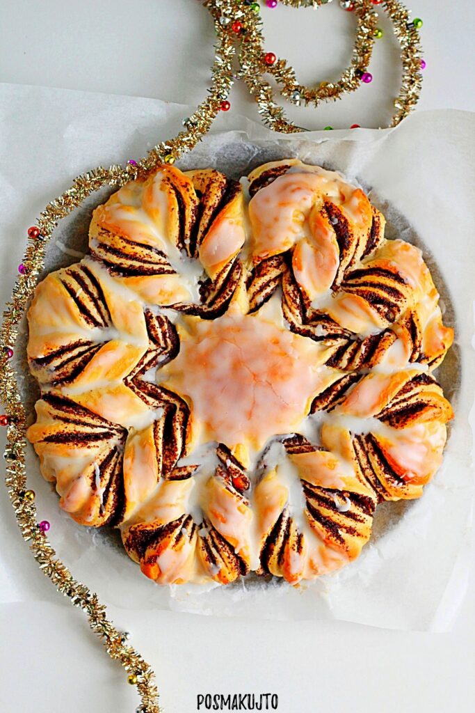 Makowiec w formie gwiazdy z ciasta drożdżowego z masą makową