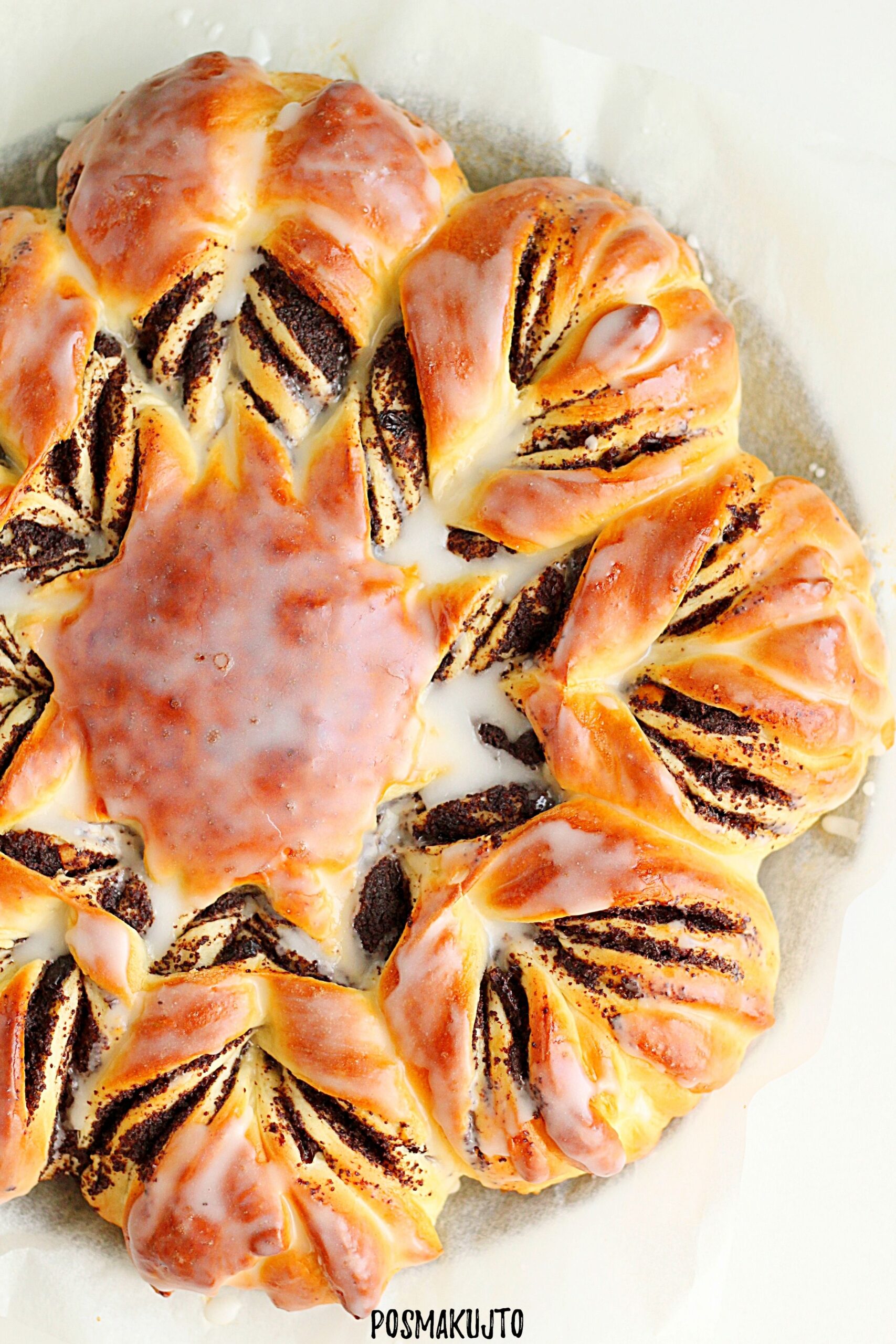 Makowiec w formie gwiazdy z ciasta drożdżowego z masą makową